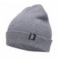 Homme ajustant un bonnet en coton gris clair