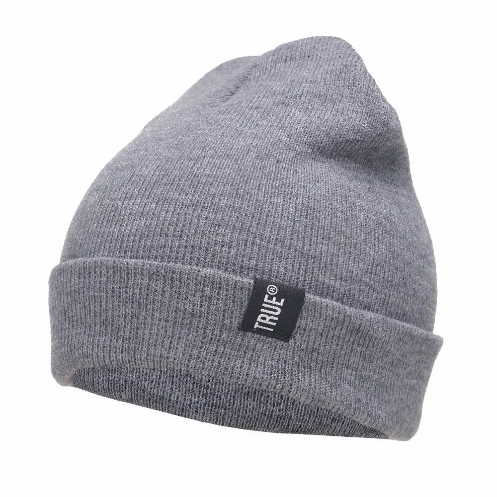 Homme ajustant un bonnet en coton gris clair