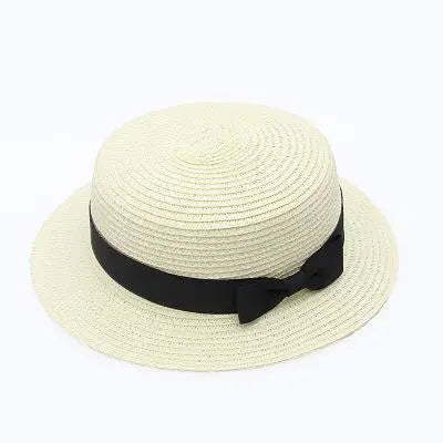 Chapeau Panama sur une chaise en terrasse ensoleillée