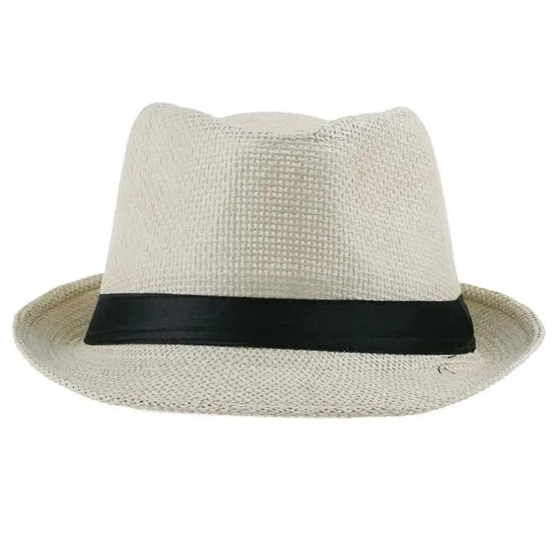 Chapeau Panama sur une valise vintage, prêt pour le voyage