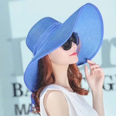 Chapeau de paille plié dans un sac de voyage
