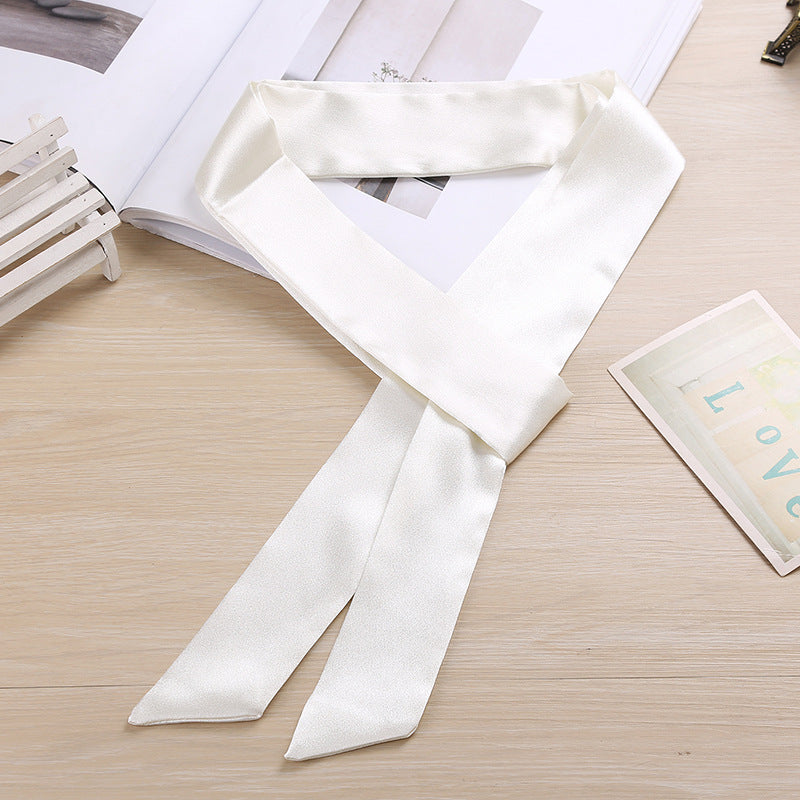 Ceinture foulard satin blanc lisse sur fond uni