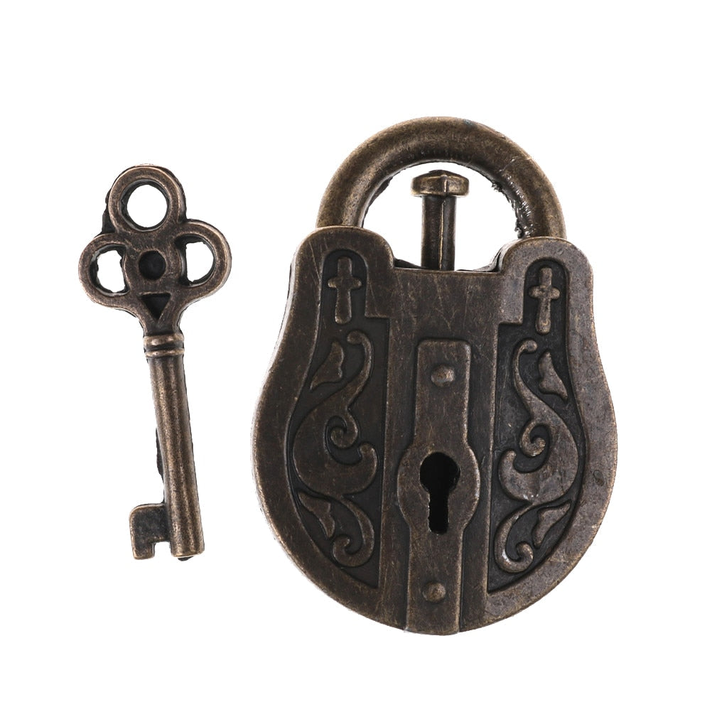 Cadenas métallique posé sur une surface en bois