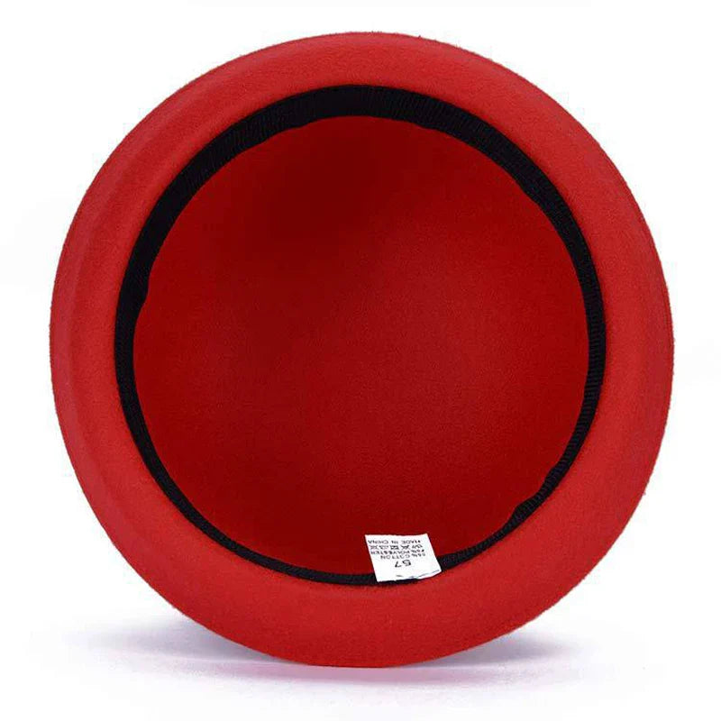 Chapeau melon en feutre noir, avec un ruban en satin noir