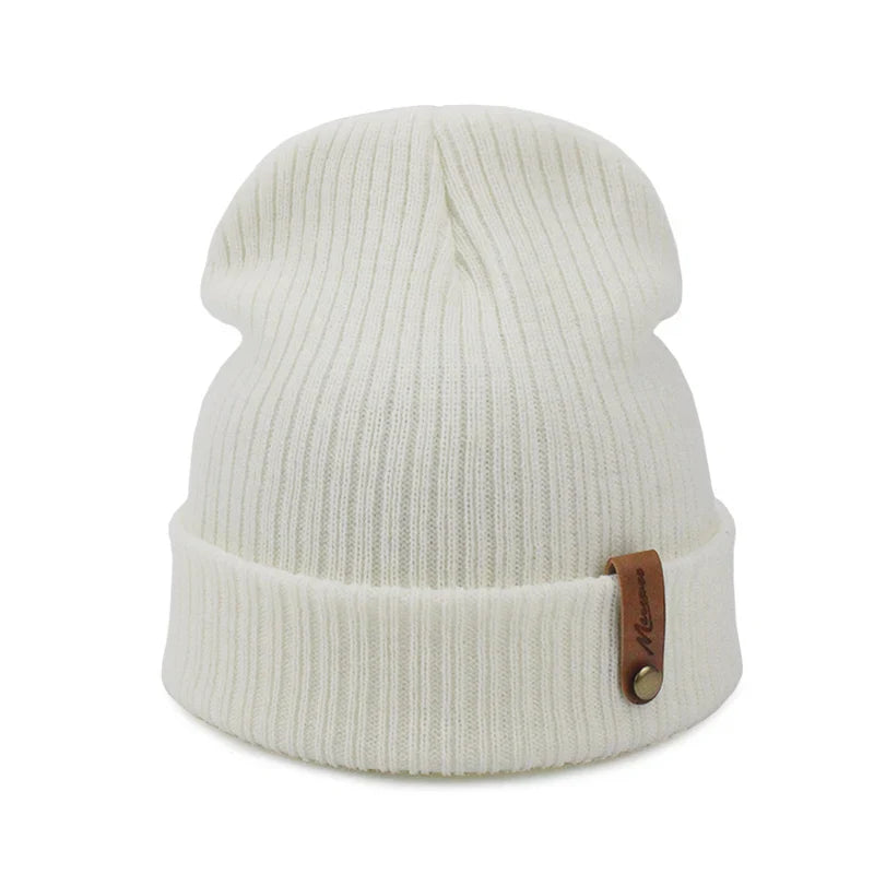 Bonnet blanc sur une étagère, prêt à être porté