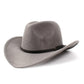 Chapeau cowboy sur une chaise en bois, lumière naturelle