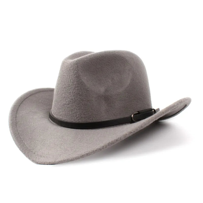 Chapeau cowboy sur une chaise en bois, lumière naturelle