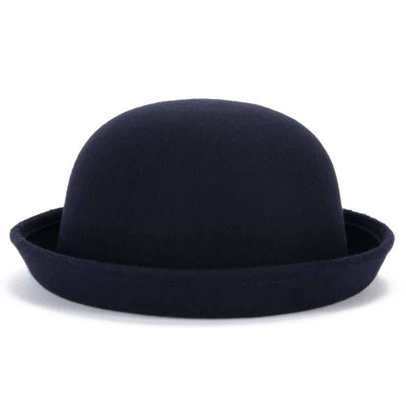 Chapeau melon en feutre, avec une étiquette de taille visible à l'intérieur