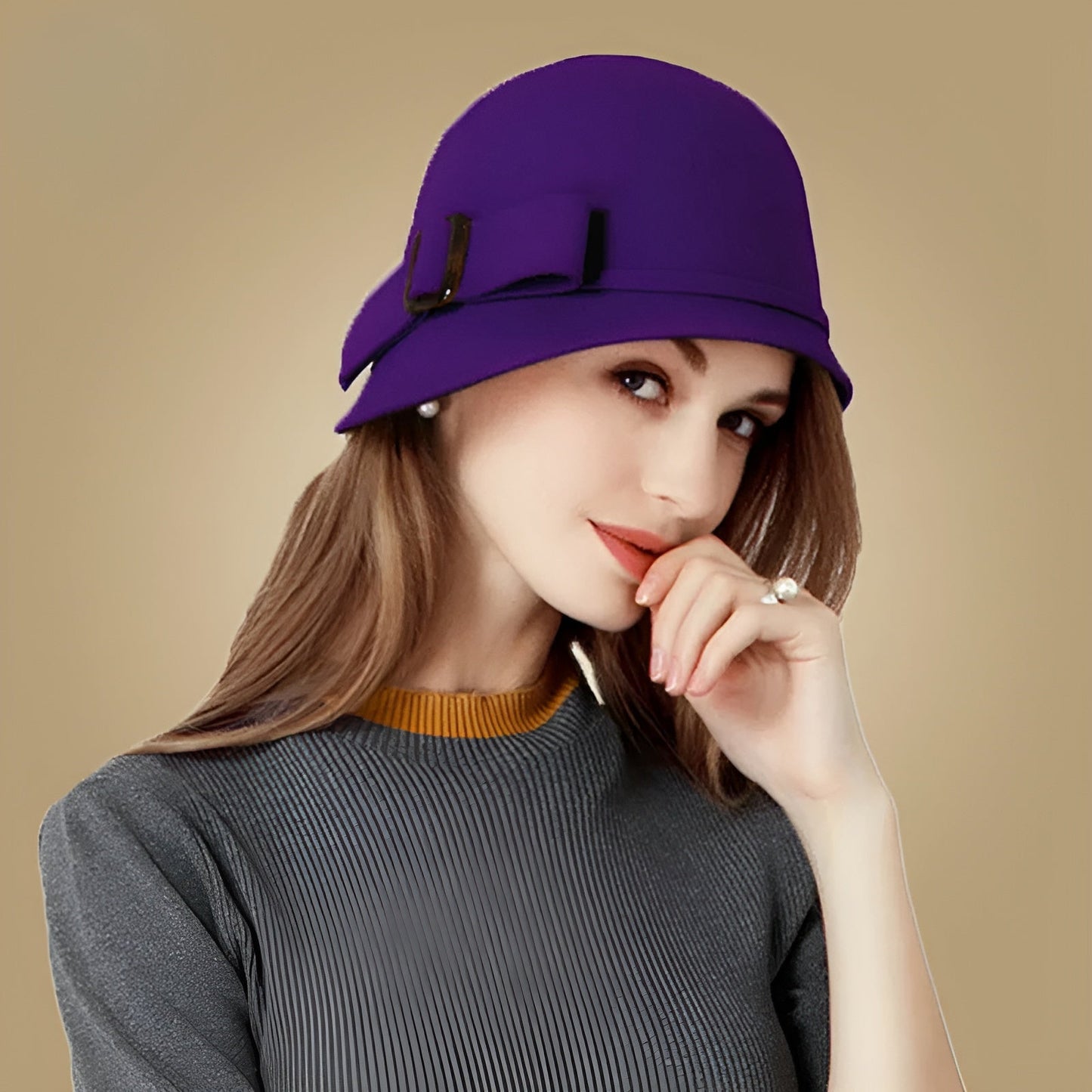 Chapeau cloche rose pastel avec bordure en dentelle