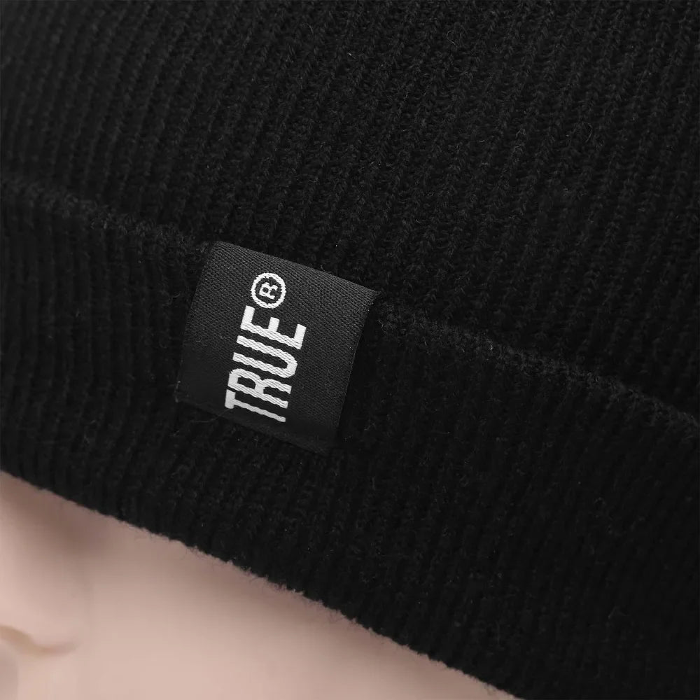 Vue latérale d'un homme avec un bonnet en coton noir