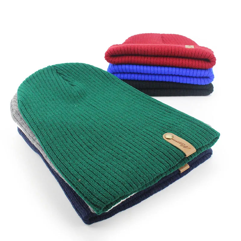 Bonnet long blanc posé sur une surface en bois