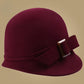 Chapeau cloche blanc cassé avec motif floral discret