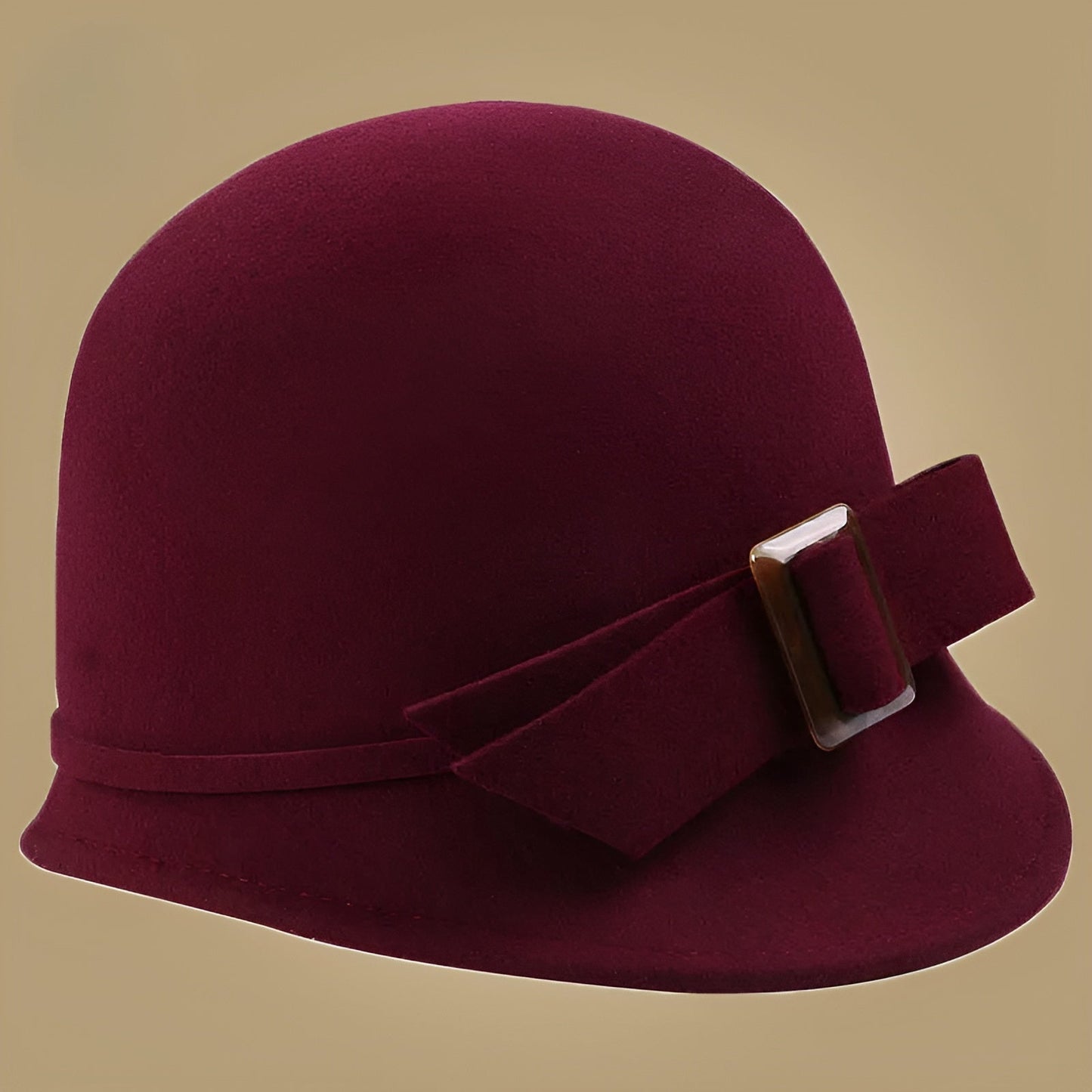 Chapeau cloche blanc cassé avec motif floral discret