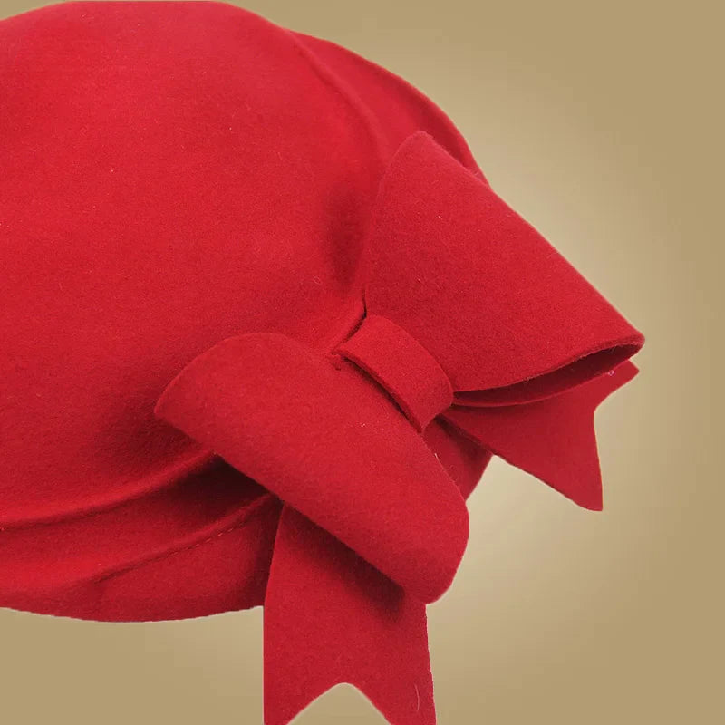 Béret posé sur une table, montrant sa finition soignée