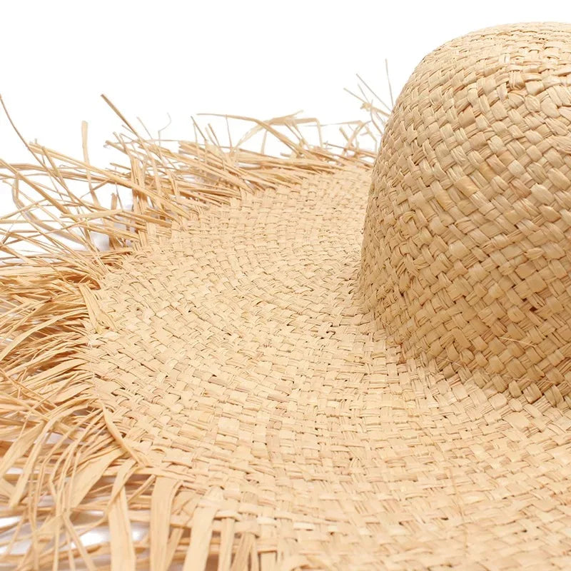 Gros plan sur la texture tressée d'un chapeau de paille