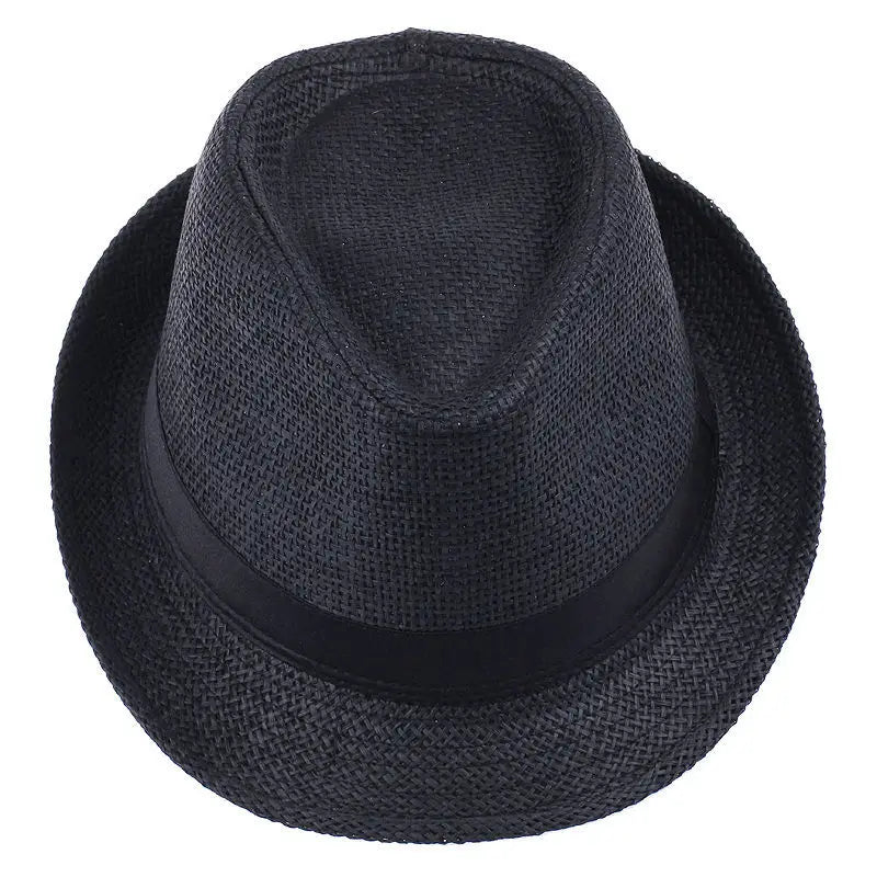 Chapeau Panama accroché à un crochet, mur blanc en fond