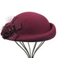 Béret féminin avec motifs floraux en relief