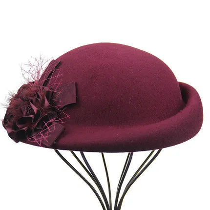 Béret féminin avec motifs floraux en relief
