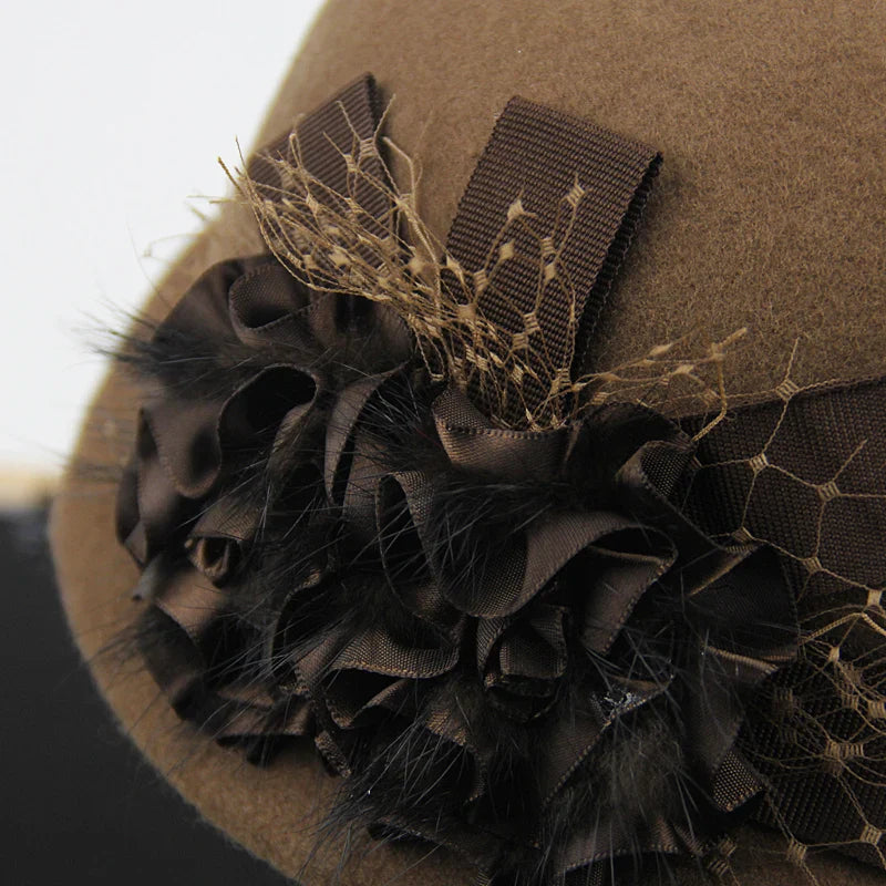 Béret féminin en laine avec décoration florale subtile