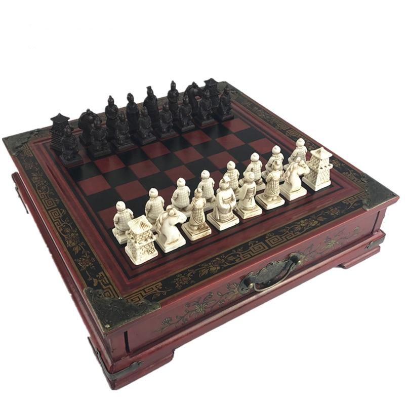 Coffret d'échecs ouvert montrant l'organisation des pièces