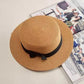 Chapeau Panama sur une plage de sable fin