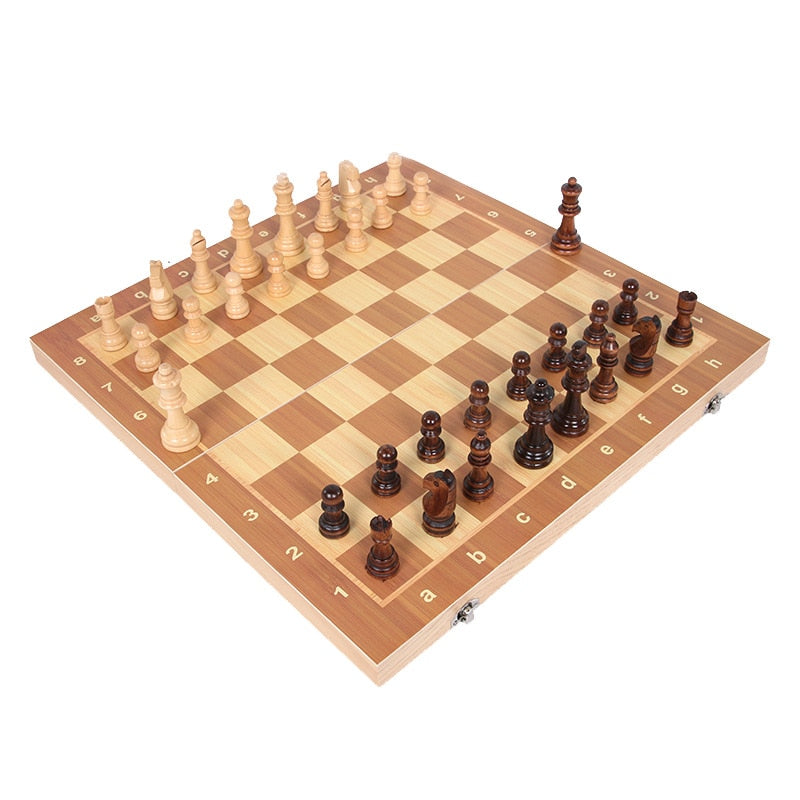 Jeu d'échecs en bois fermé, prêt pour le transport