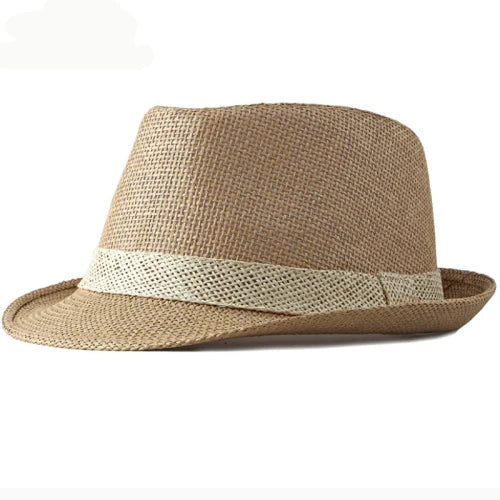 Chapeau de paille posé sur une couverture à carreaux