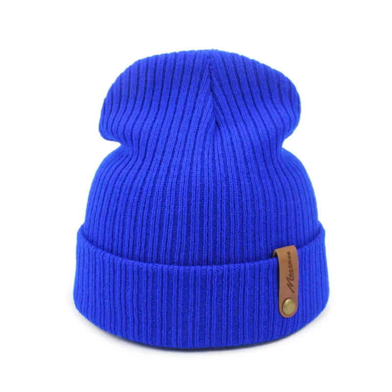 Vue latérale du bonnet blanc sur une tête mannequin