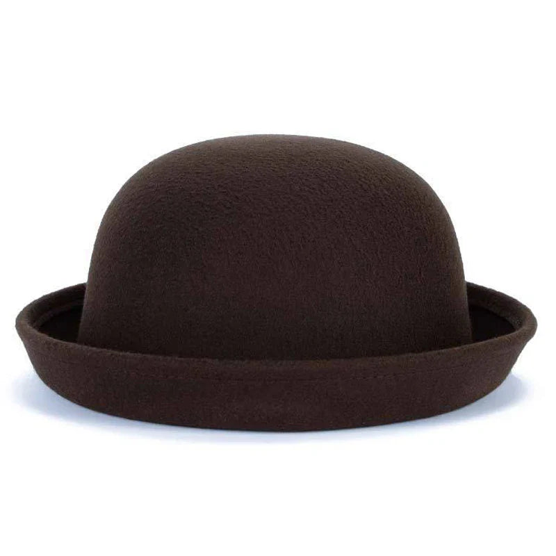 Chapeau melon avec une forme arrondie, sur fond de bois clair