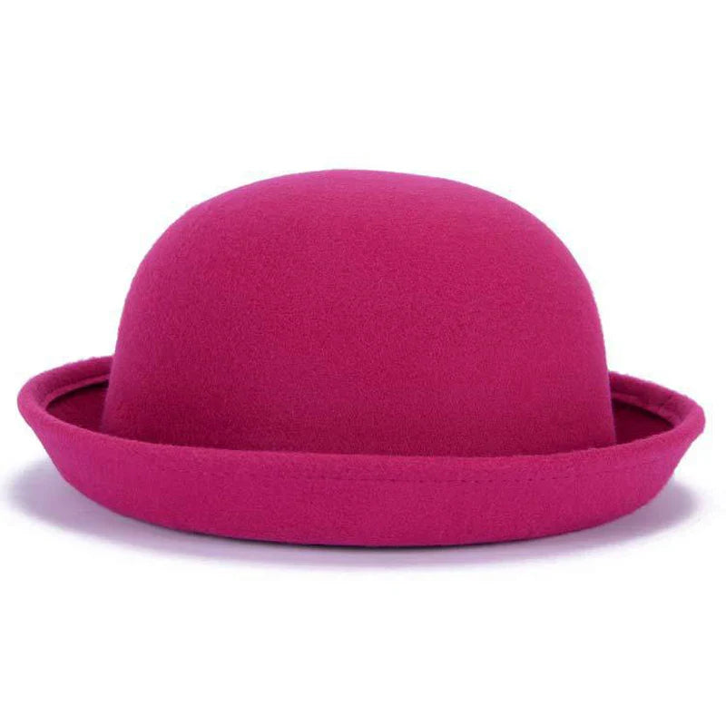Chapeau melon avec un ruban noir, sur fond de mur en briques