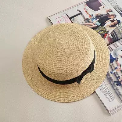 Vue arrière d'un chapeau Panama sur fond de ciel bleu