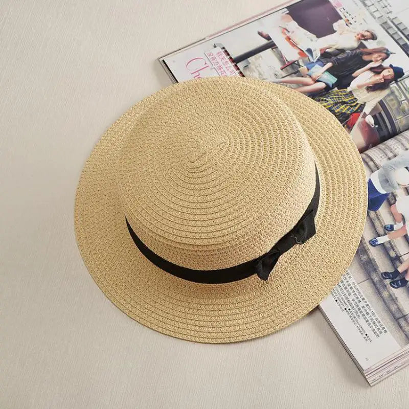 Gros plan sur le tissage aéré du chapeau Panama