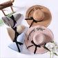 Chapeau de paille pliable avec bords larges sur fond blanc