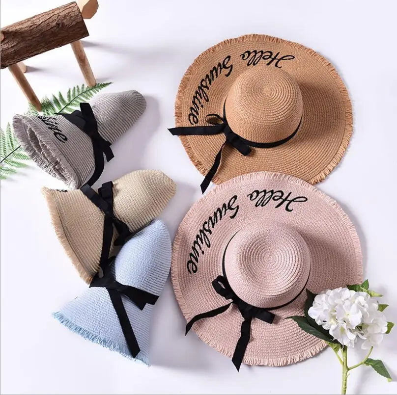 Chapeau de paille pliable avec bords larges sur fond blanc