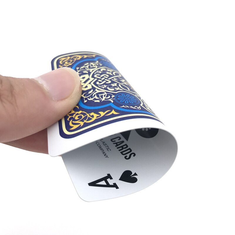 Jeu de cartes bleues en éventail sur table