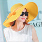 Chapeau de paille avec large bord sur fond blanc