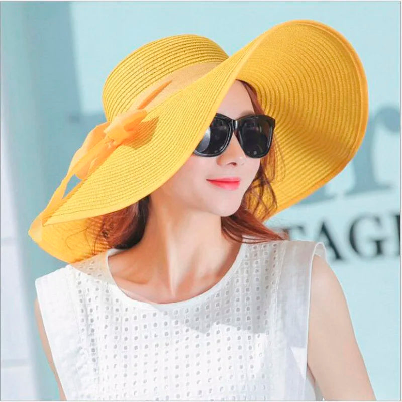 Chapeau de paille avec large bord sur fond blanc