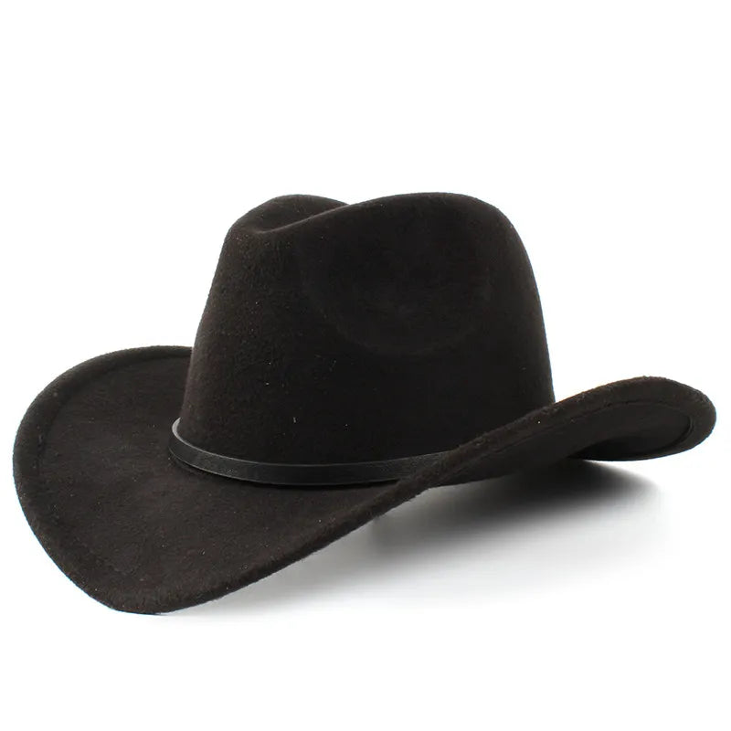 Chapeau cowboy posé sur un rocher, vue en extérieur