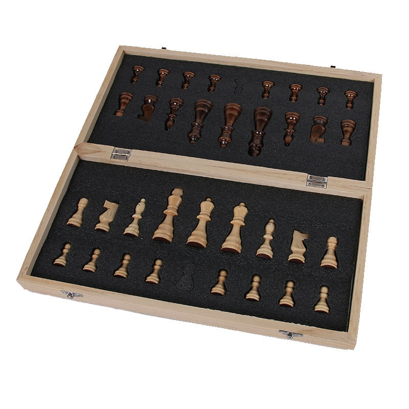 Vue rapprochée des pièces d'échecs sur le plateau magnétique