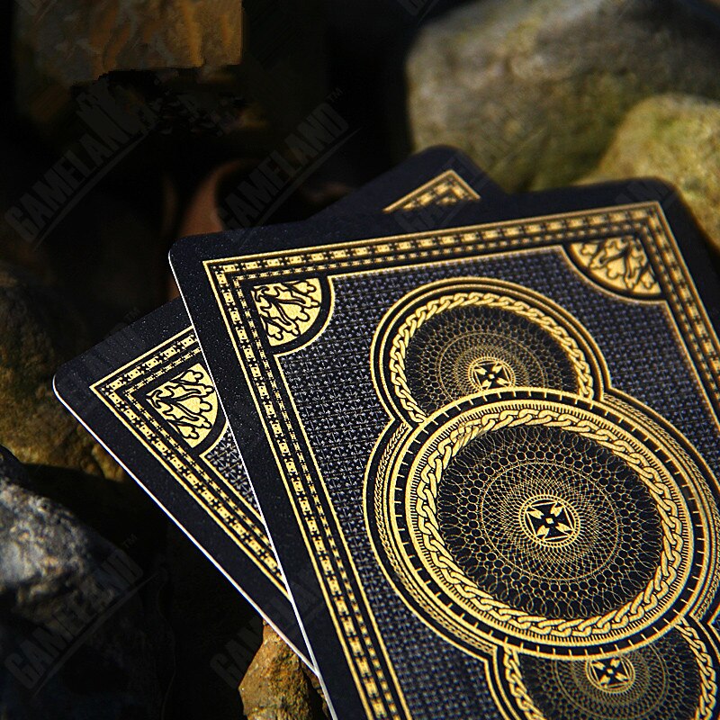 Cartes de poker empilées avec détails bleus et dorés
