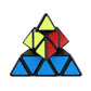 Casse-tête pyramidal en résine sur fond blanc