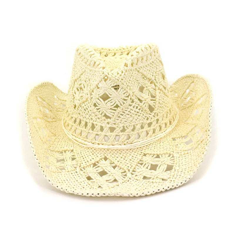 Chapeau de paille sur une serviette de plage rayée