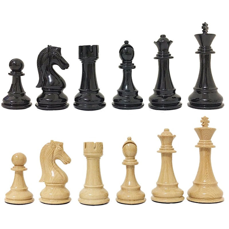 Pièces d'échecs Staunton sur un plateau en bois