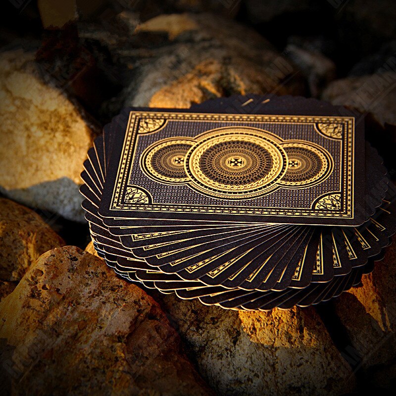 Jeu de cartes avec motifs dorés et bleus en éventail