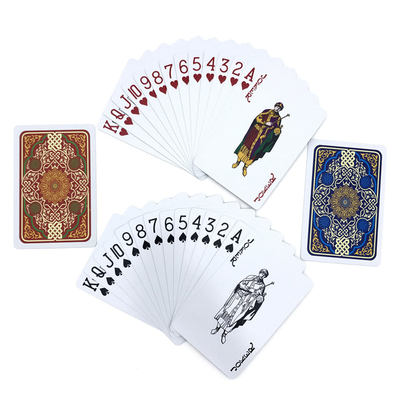 Jeu de cartes rouges en plastique sur fond blanc