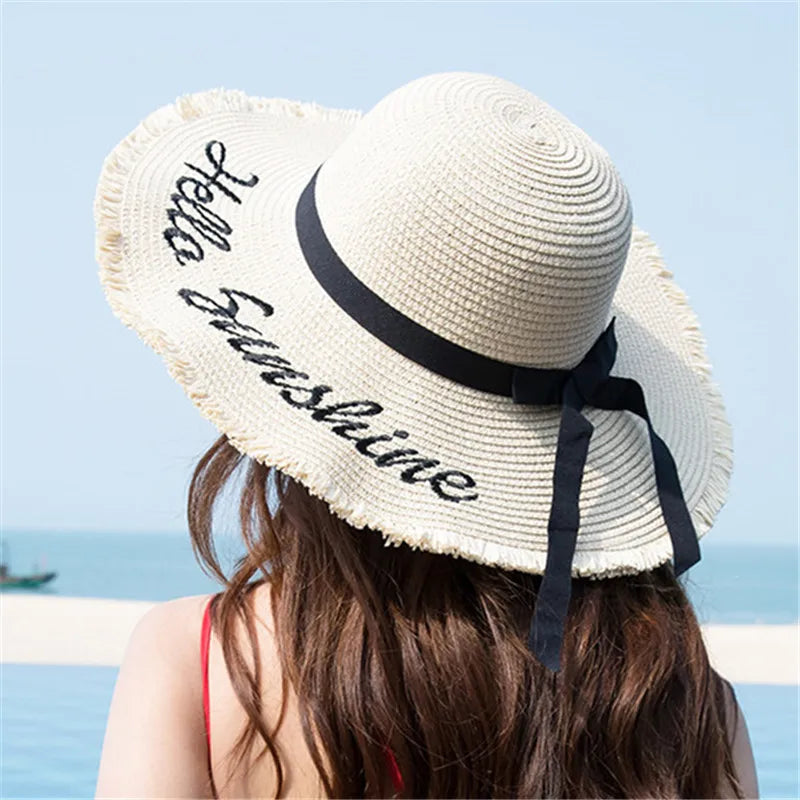 Gros plan sur la texture tressée du chapeau de paille