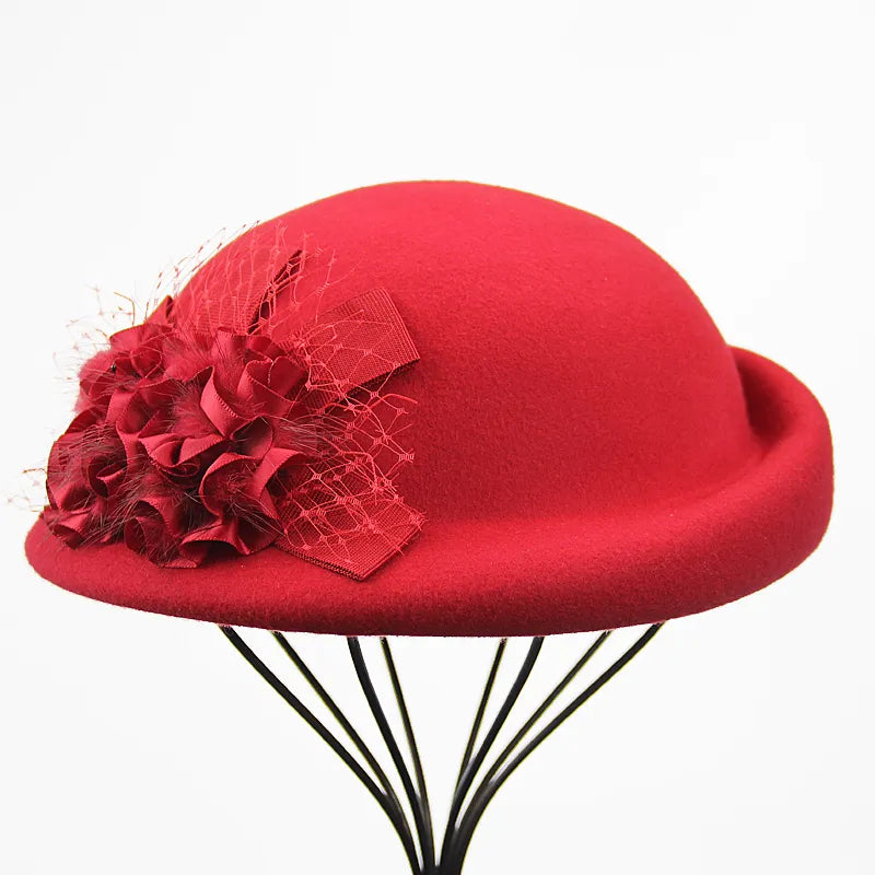 Vue de dessus d'un béret avec fleurs stylisées
