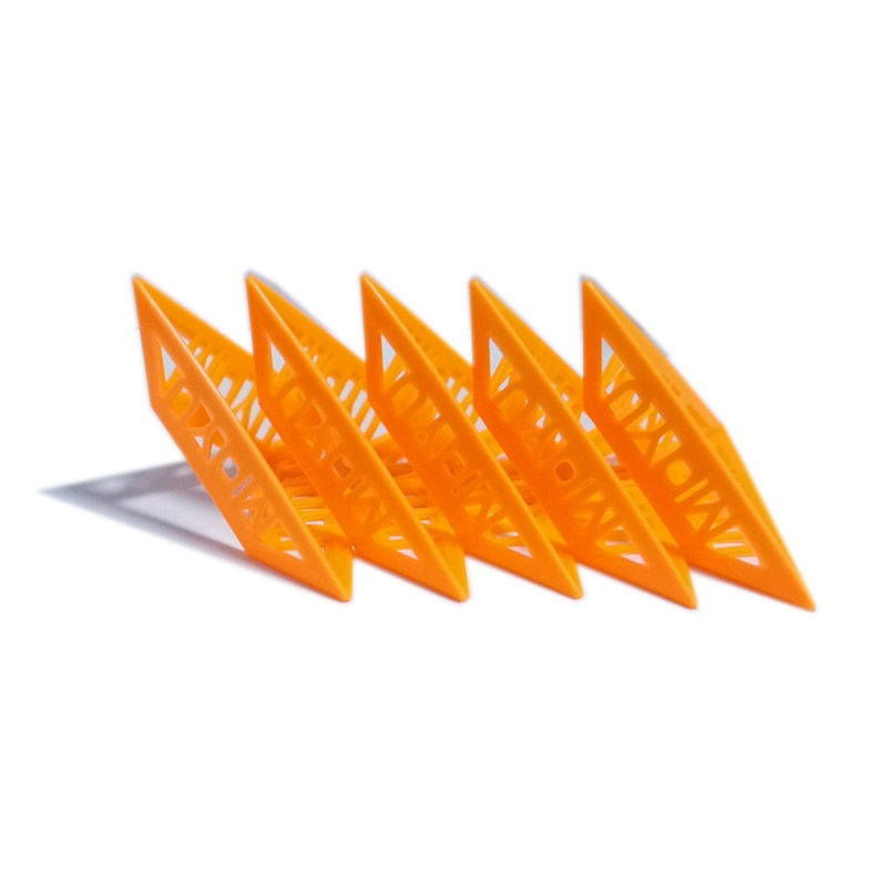 Collection de cubes sur des présentoirs en plastique