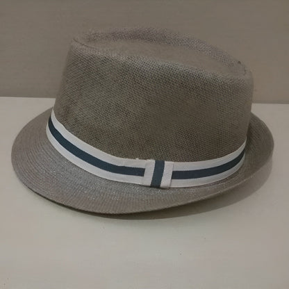 Chapeau Panama sur fond blanc, mettant en valeur sa forme