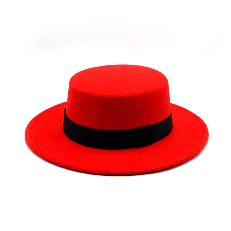 Homme assis portant un Fedora noir, ambiance urbaine